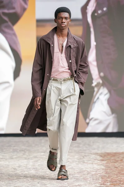 Look 18